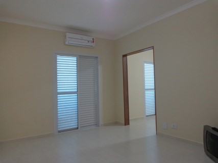 APARTAMENTO COM 03 DORMITÓRIOS